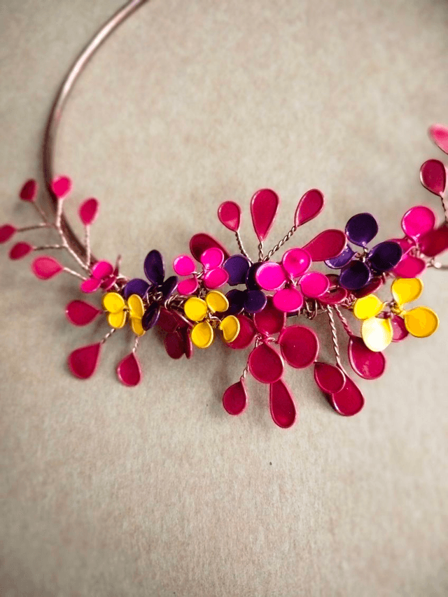 Petit bijou de mur multicolore 
