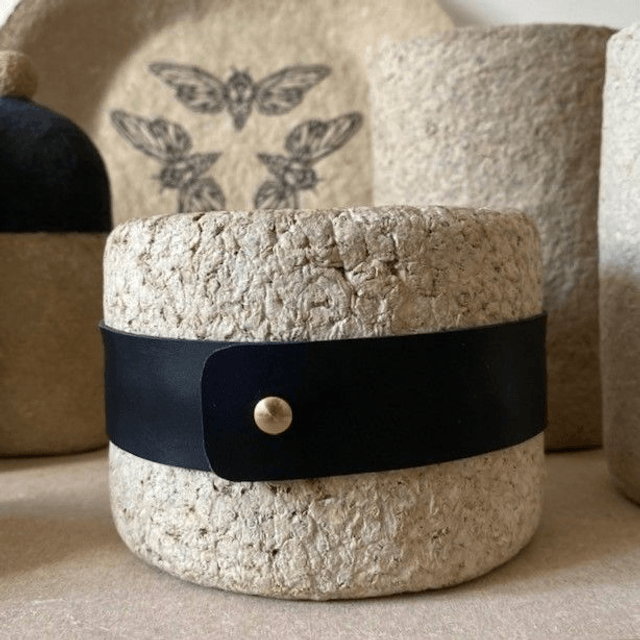 Vase en papier maché et cuir 