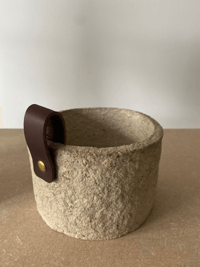 Pot en papier mâché et cuir 