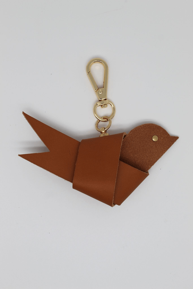 Bijou de sac oiseau en cuir upcyclé camel