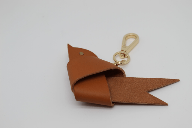 Bijou de sac oiseau en cuir upcyclé camel
