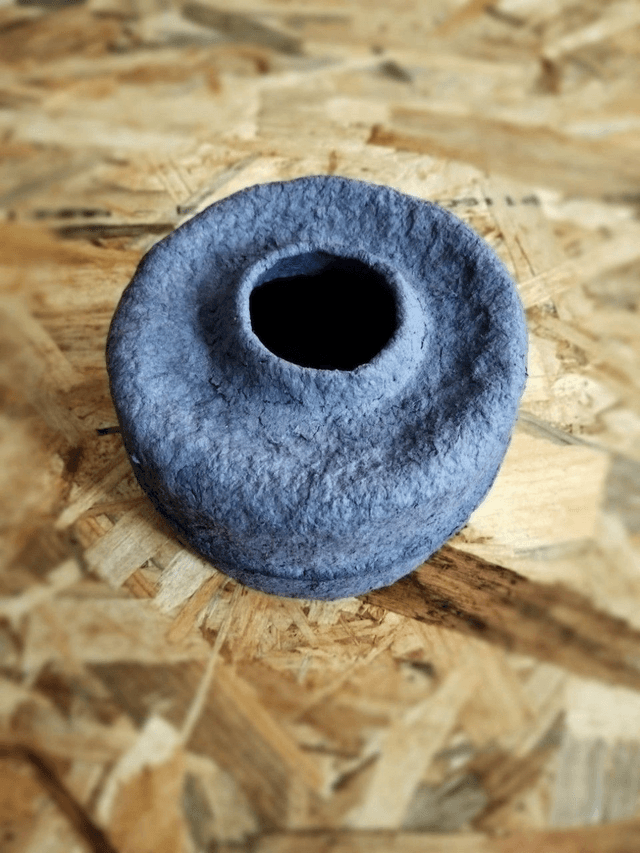 Vase en papier mâché bleu indigo