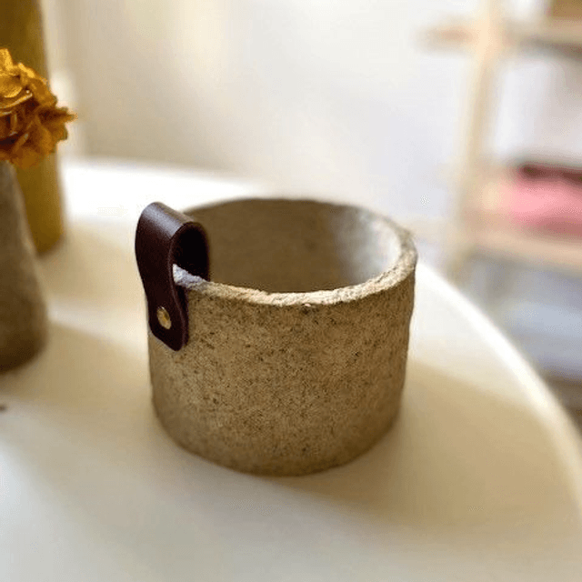 Pot en papier mâché et cuir 