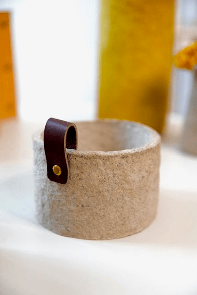 Pot en papier mâché et cuir 