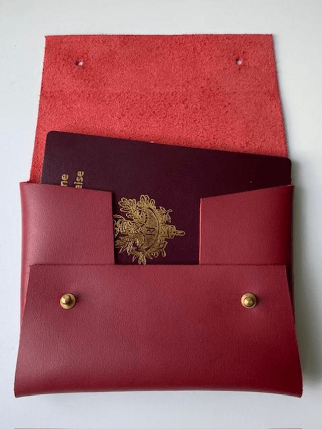 Pochette en cuir rouge framboise 