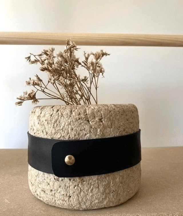 Vase en papier maché et cuir 