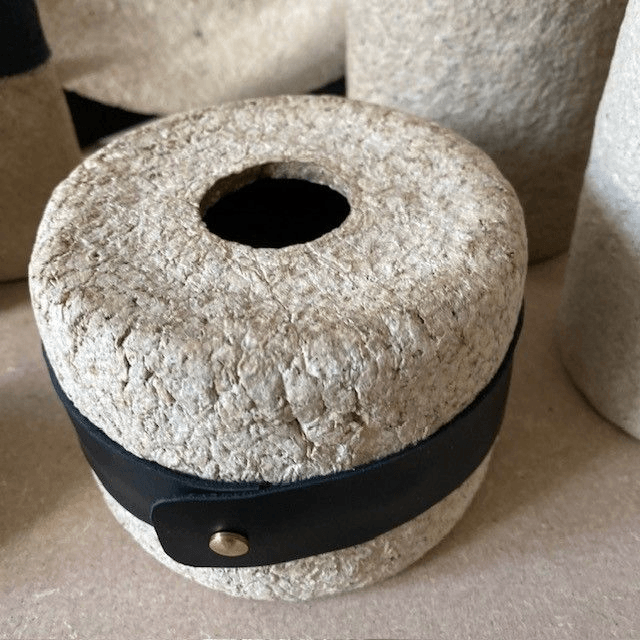Vase en papier maché et cuir 