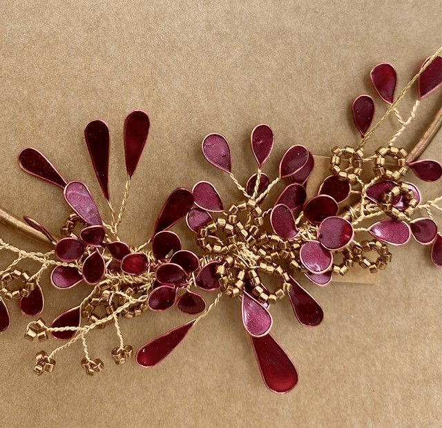 Petit bijou de mur rouge grenat 