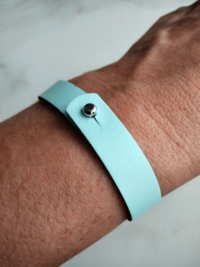 Bracelet fin en cuir Bleu ciel