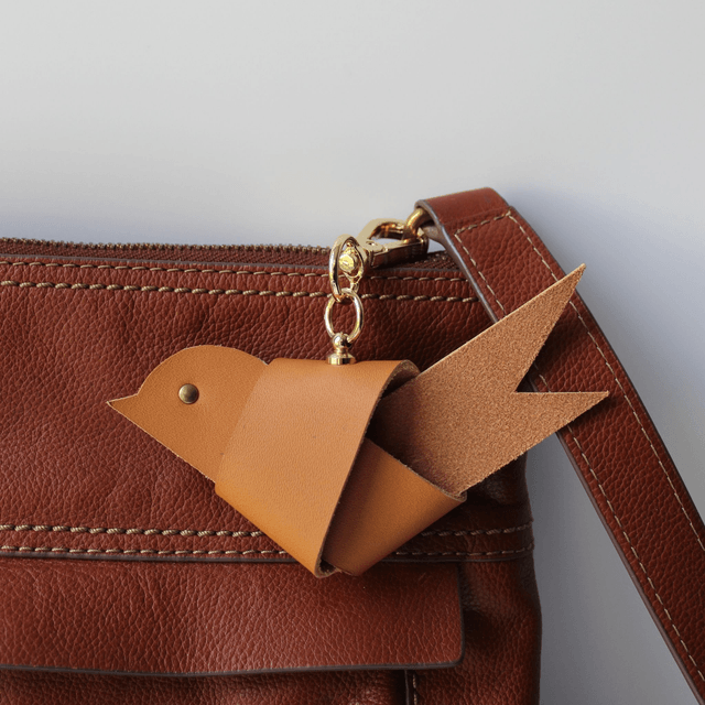 Bijou de sac oiseau en cuir upcyclé camel
