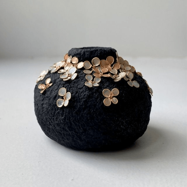 Vase miniature noir fleuri