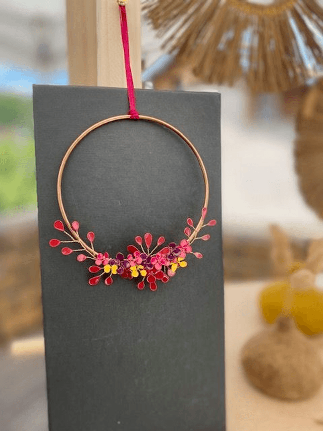 Petit bijou de mur multicolore 