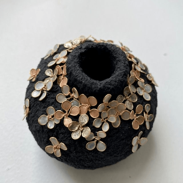 Vase miniature noir fleuri