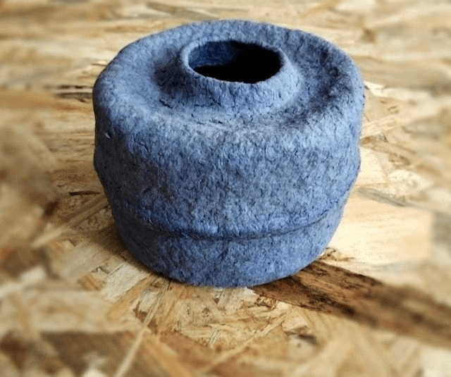 Vase en papier mâché bleu indigo
