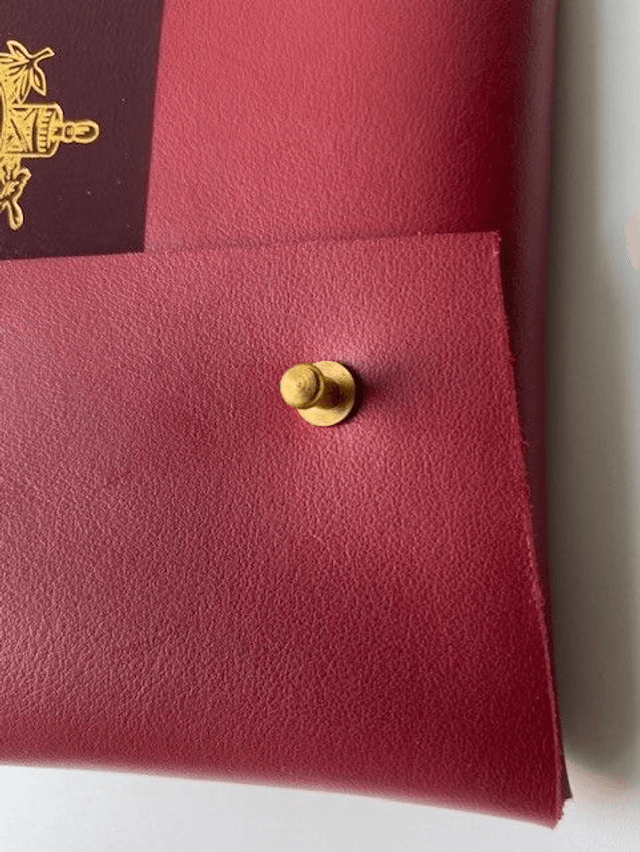 Pochette en cuir rouge framboise 