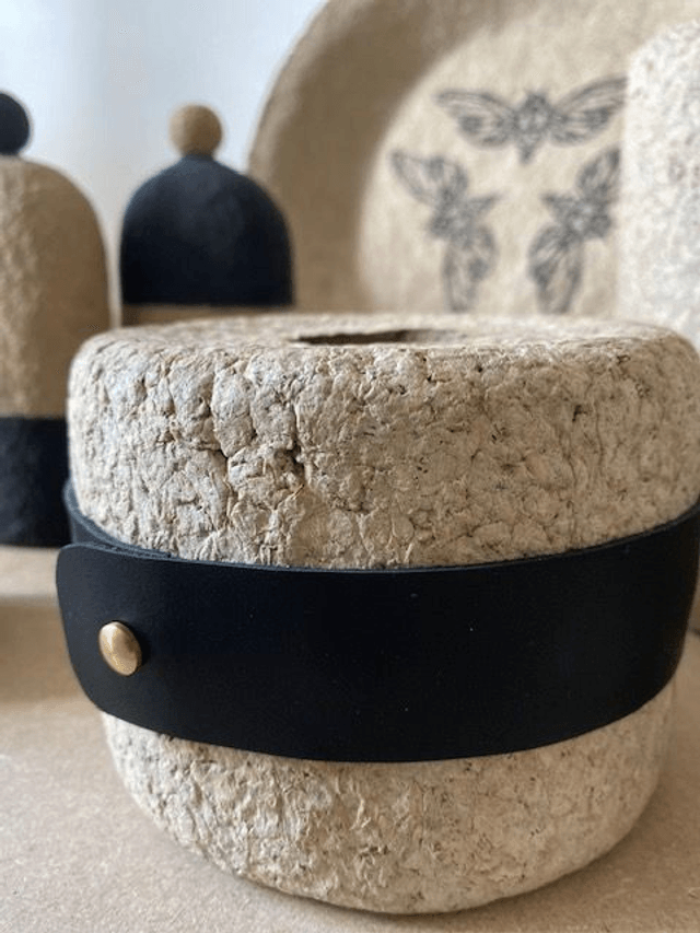 Vase en papier maché et cuir 
