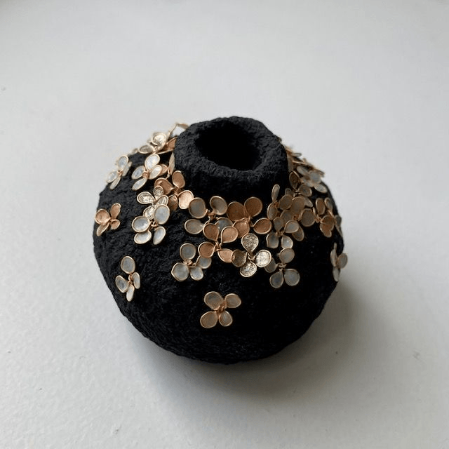 Vase miniature noir fleuri