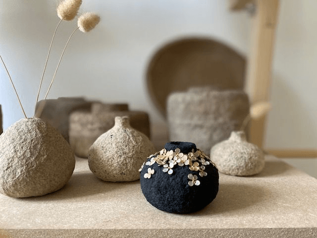 Vase miniature noir fleuri