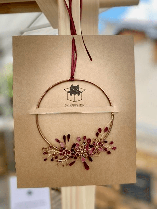 Petit bijou de mur rouge grenat 