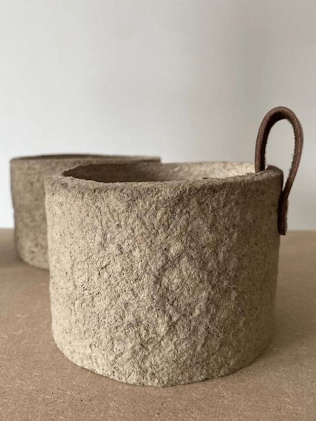 Pot en papier mâché et cuir 