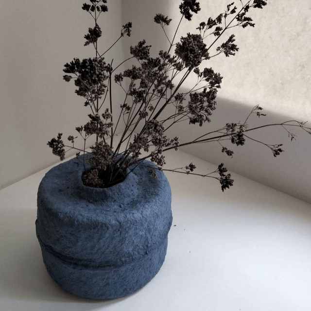 Vase en papier mâché bleu indigo