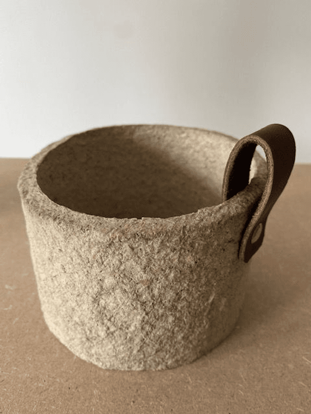 Pot en papier mâché et cuir 