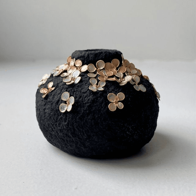 Vase miniature noir fleuri