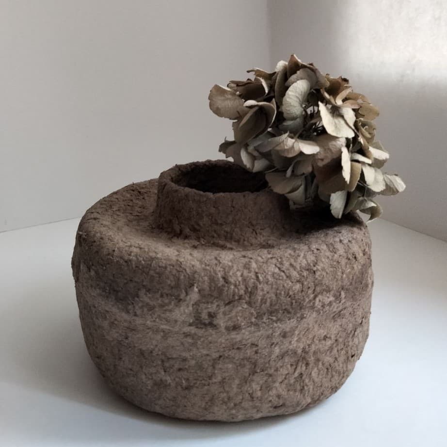 Vase en papier mâché brun